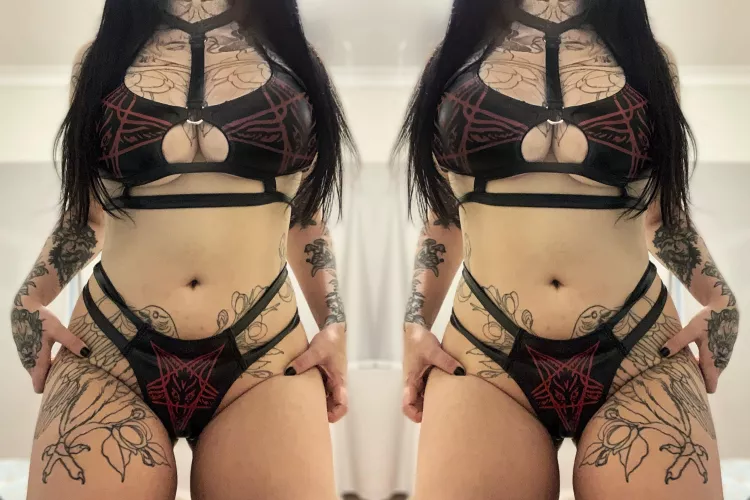 Curvy, tattooed, kinky, stoned and horny by 1ssuezsg