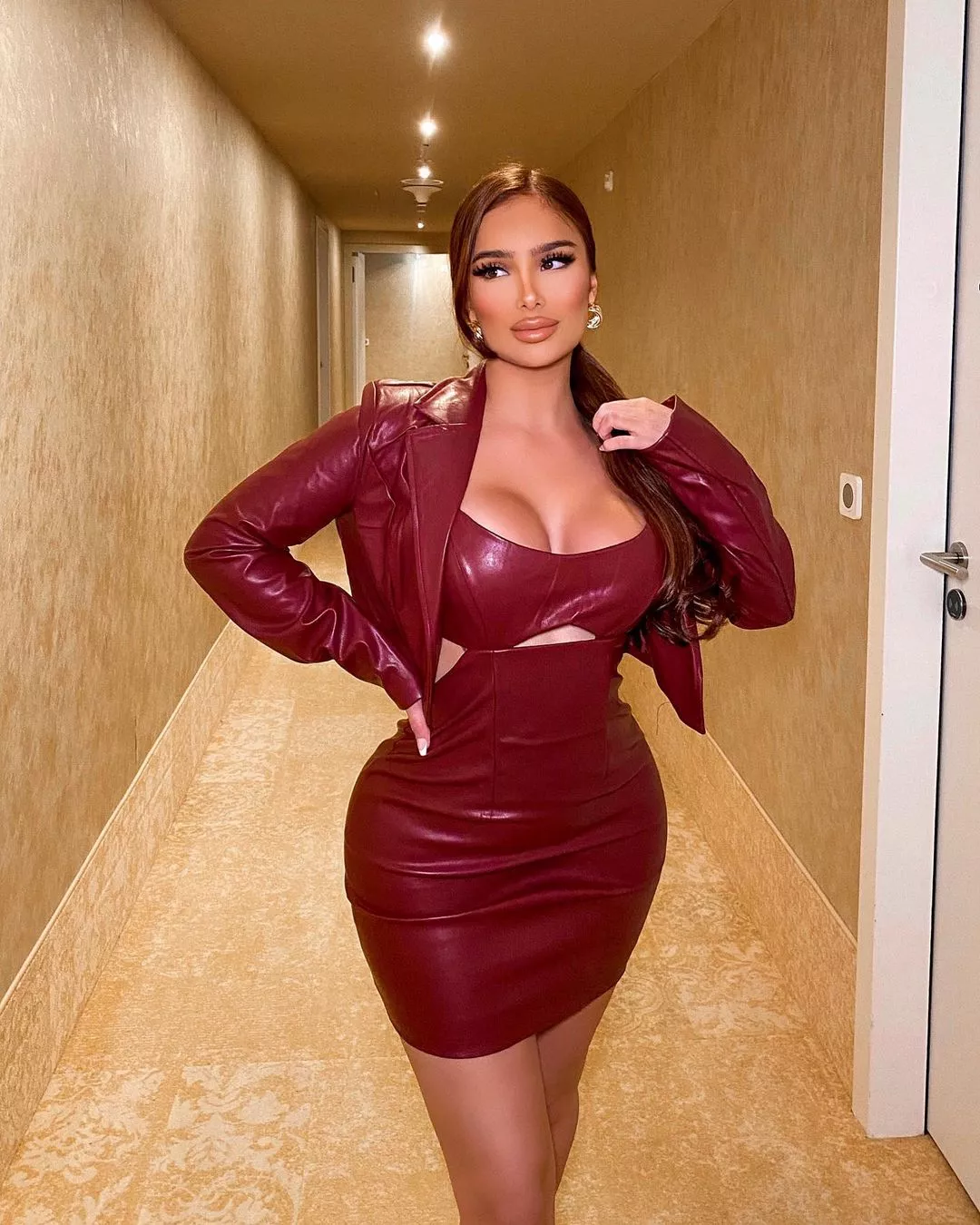 Curvy Trophy @mrsgoodlifepani posted by gooningaccount