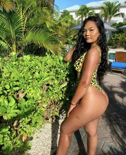 Cute Babe with a Nice Ass by yunaX2