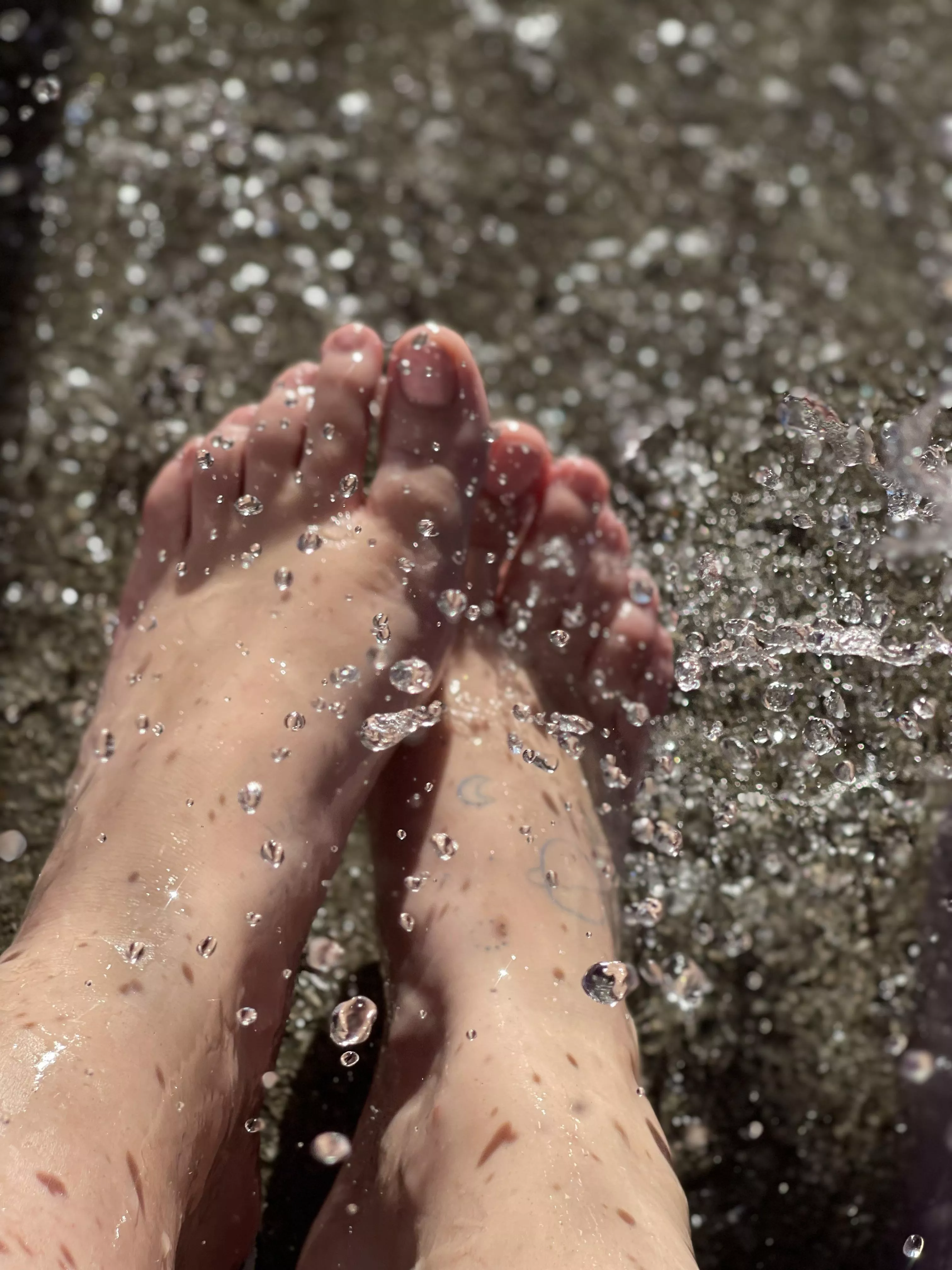 Cute lil toes 💦 posted by foXiebabi