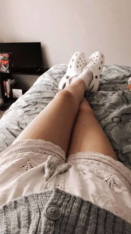 Cute little thighs by pic_traitor3