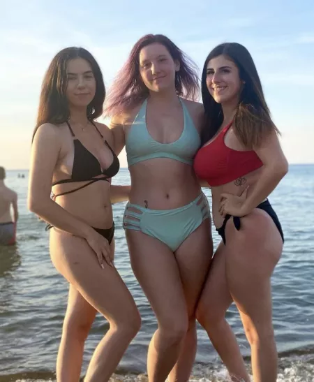 D, DD, or EE cups? 🍒 by Intelligent_Nothing3