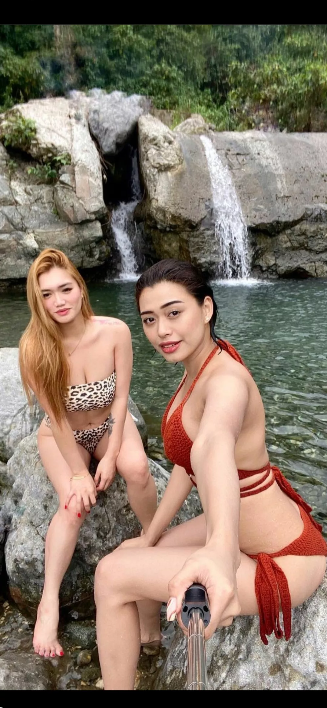 Dalawang MILF. Sino sa kanila kakantutin nyo? Yellow or Red? posted by pinaycrushrepublic