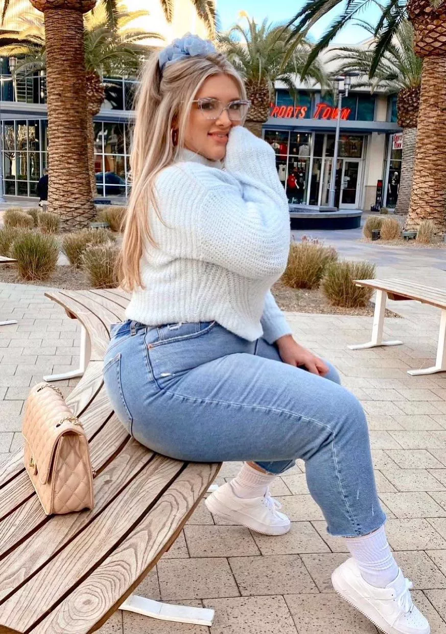 Damn diggin’ on dat big fat ass! posted by LasherDeviance