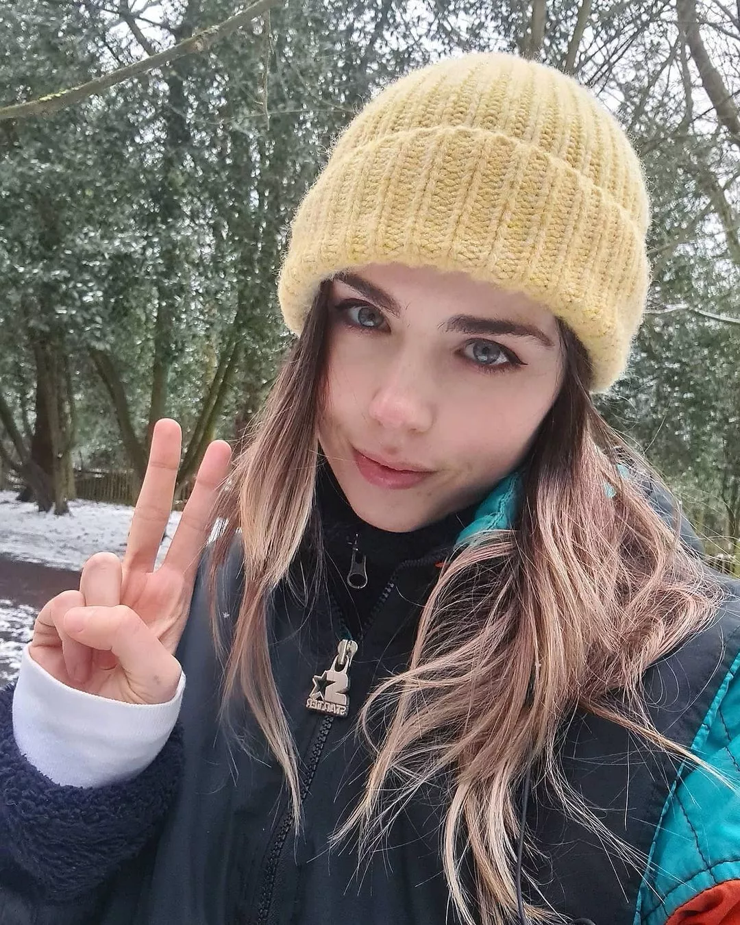 Danielle with her ✌🏻 again posted by SiNDAKiT