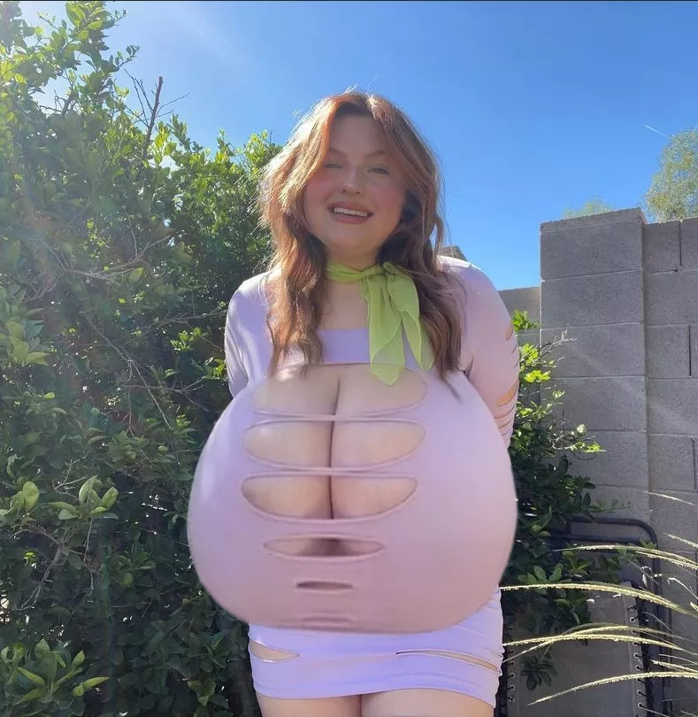 Daphne's bringing a little extra back to the mystery machine posted by morphicus