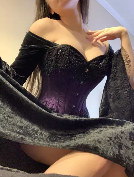 Dark Renaissance Queen Vibes with this corset & dress 💜🖤 by MistressAce