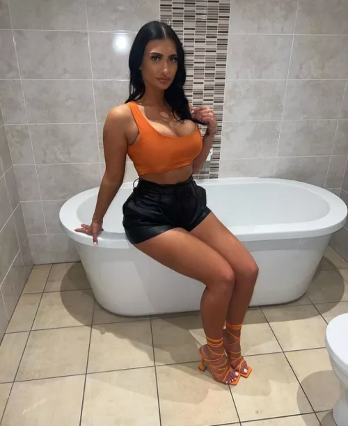 Dark-haired babe by betaboy97