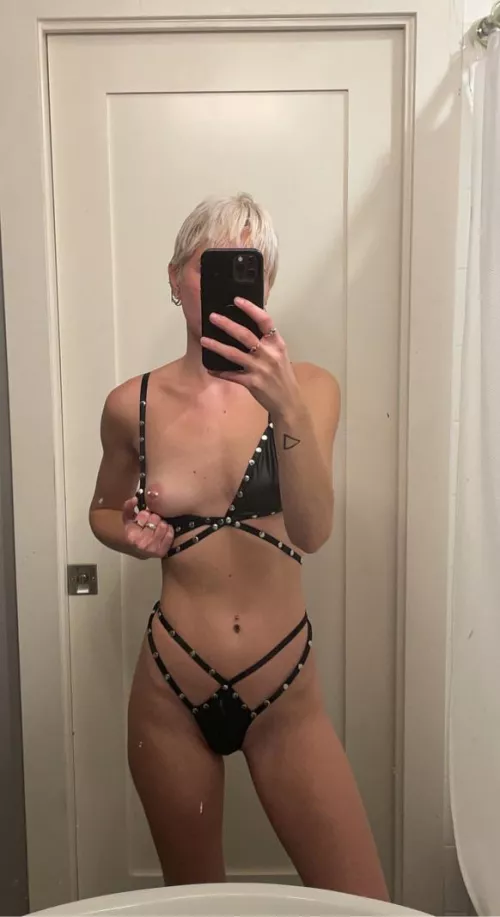 Date, fuck, or marry? 🖤🖤🥀 by ivy_anderson