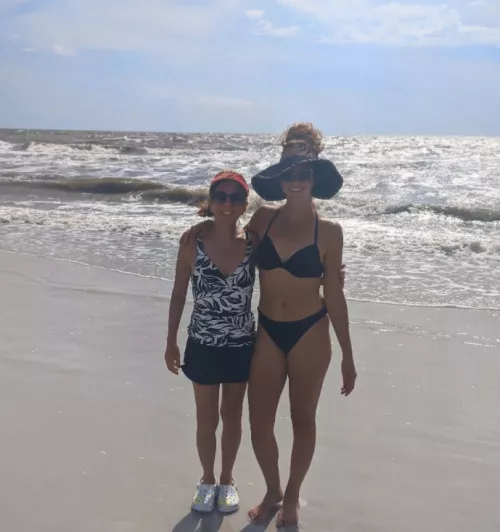 daughter towers over mom by sonoframbow88