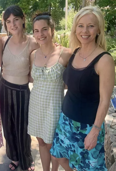 Daughters and mother by Bamarlinen