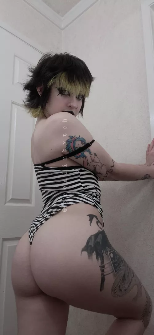 Decently sized goth booty by cumbunii