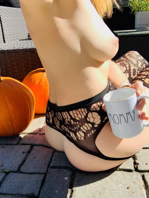 Decorating the house for Halloween🎃 Want to help? by MrsJayceeJones