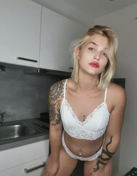 Deleted because someone said I was ugly ... reuploades because I love myself by superstarxzoebaker