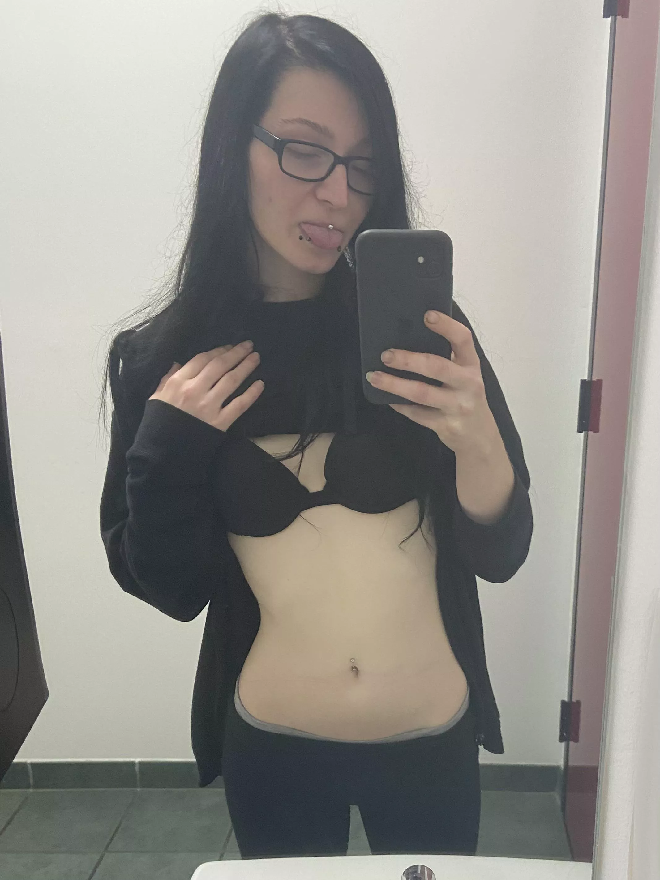 Dem curves tho ☺️ 😘 posted by Blackroses420_