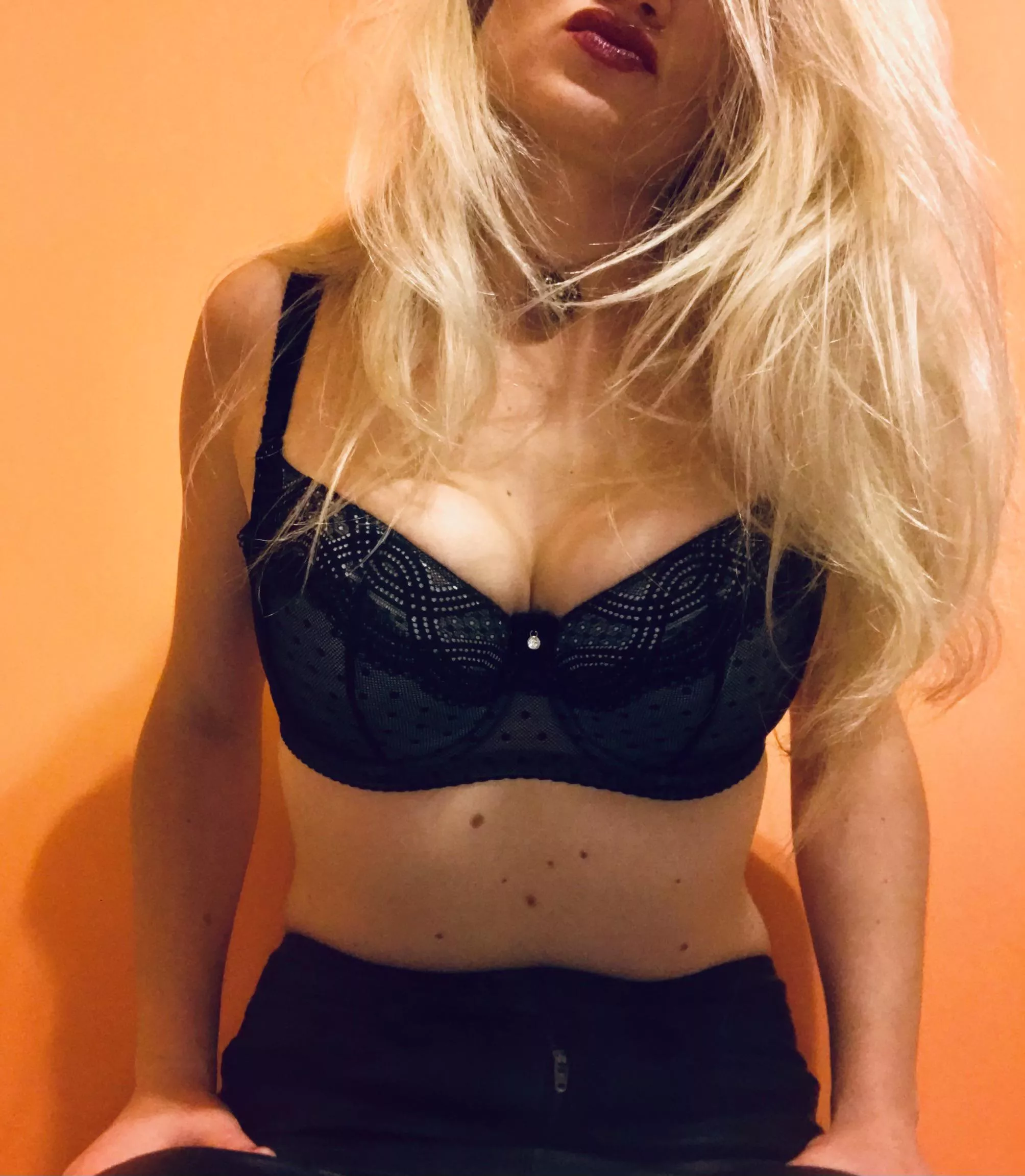 Describe this photo with one emoji 💋 posted by LillyWasHereOh