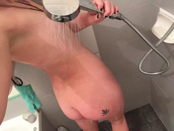 Detachable shower heads really don’t disappoint 🥵 [f] 24 Aussie by JunipaJinxe