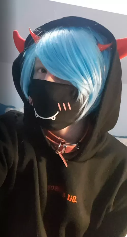 devil horns; clear evidence of the spooky by mini_Ivy