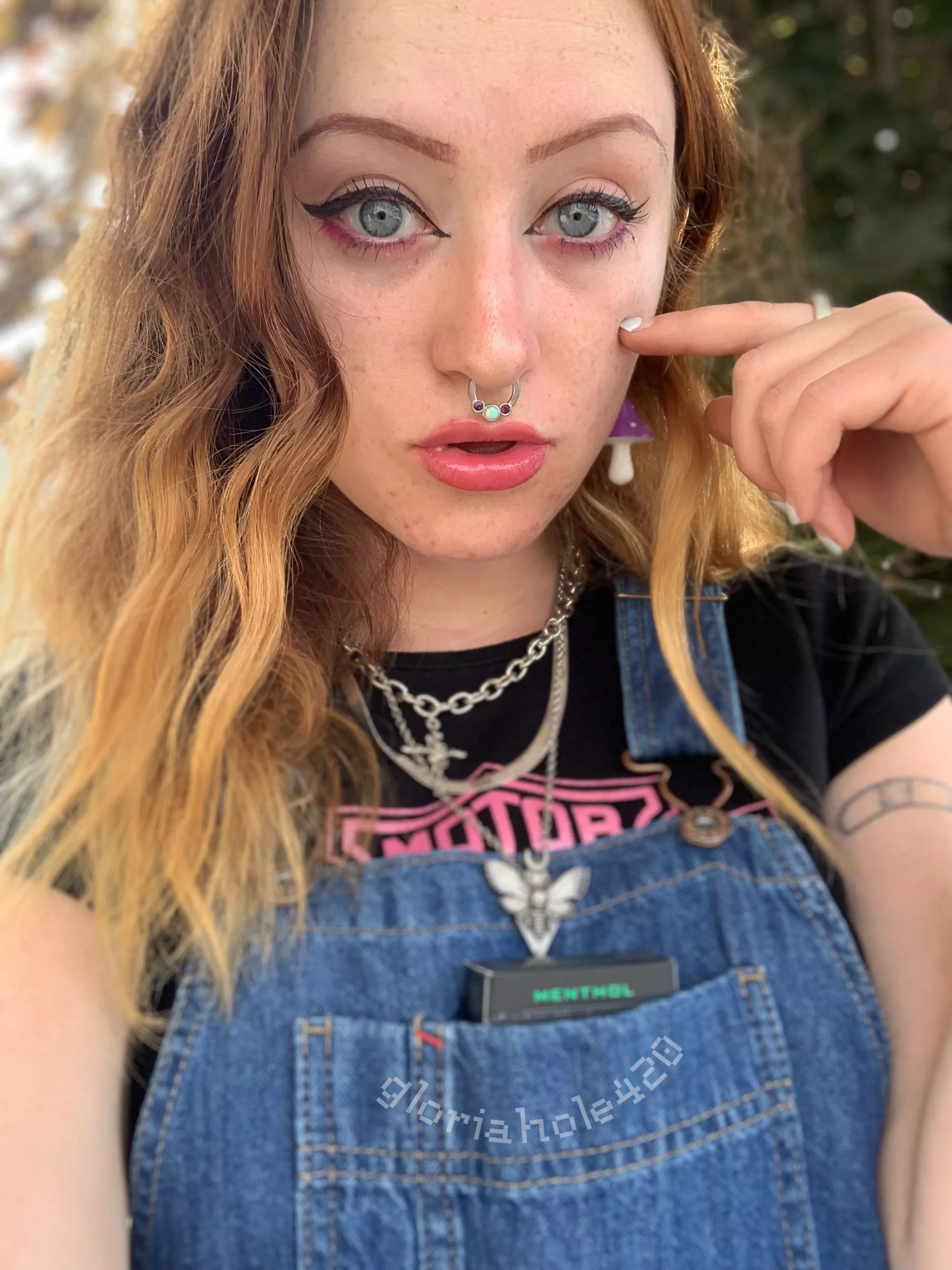 did my eyeliner today 🖤 posted by gloriahole420