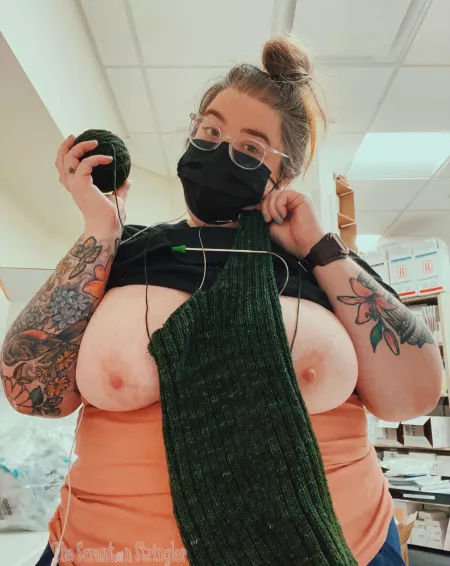 “Did you hear about the cat who ate a ball of yarn?…she had a litter o(f) mittens” 😝🥰…everyone knits on their break…right? 🤔🧶… by TheScrantonStringler