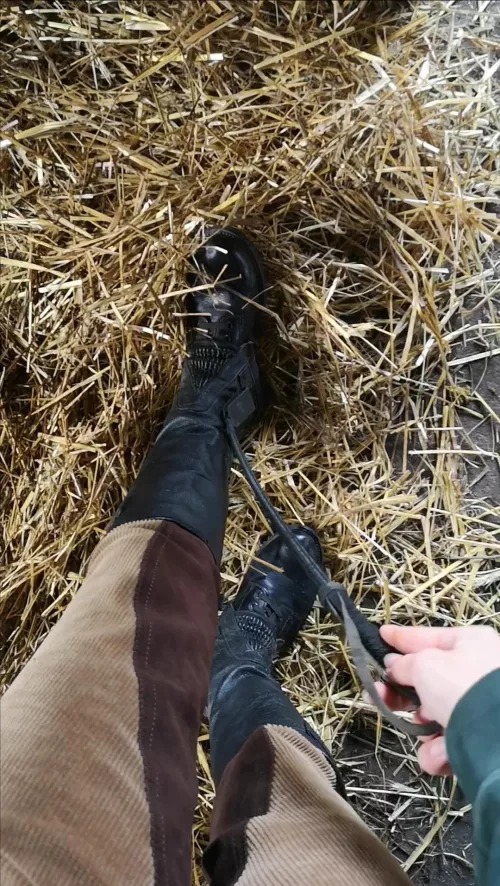 Dirty stable boots 👅