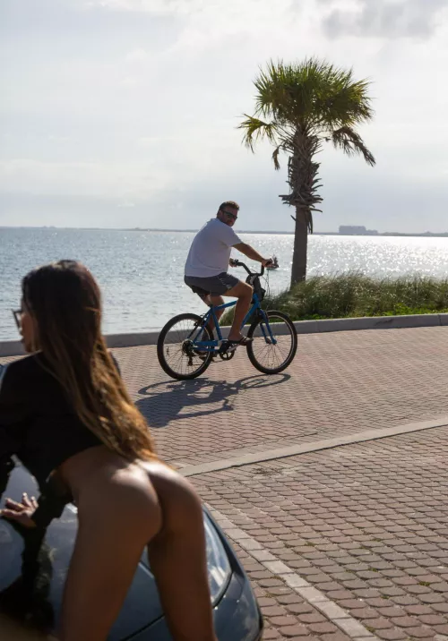 Distracted by this beauty 👀 by b05e