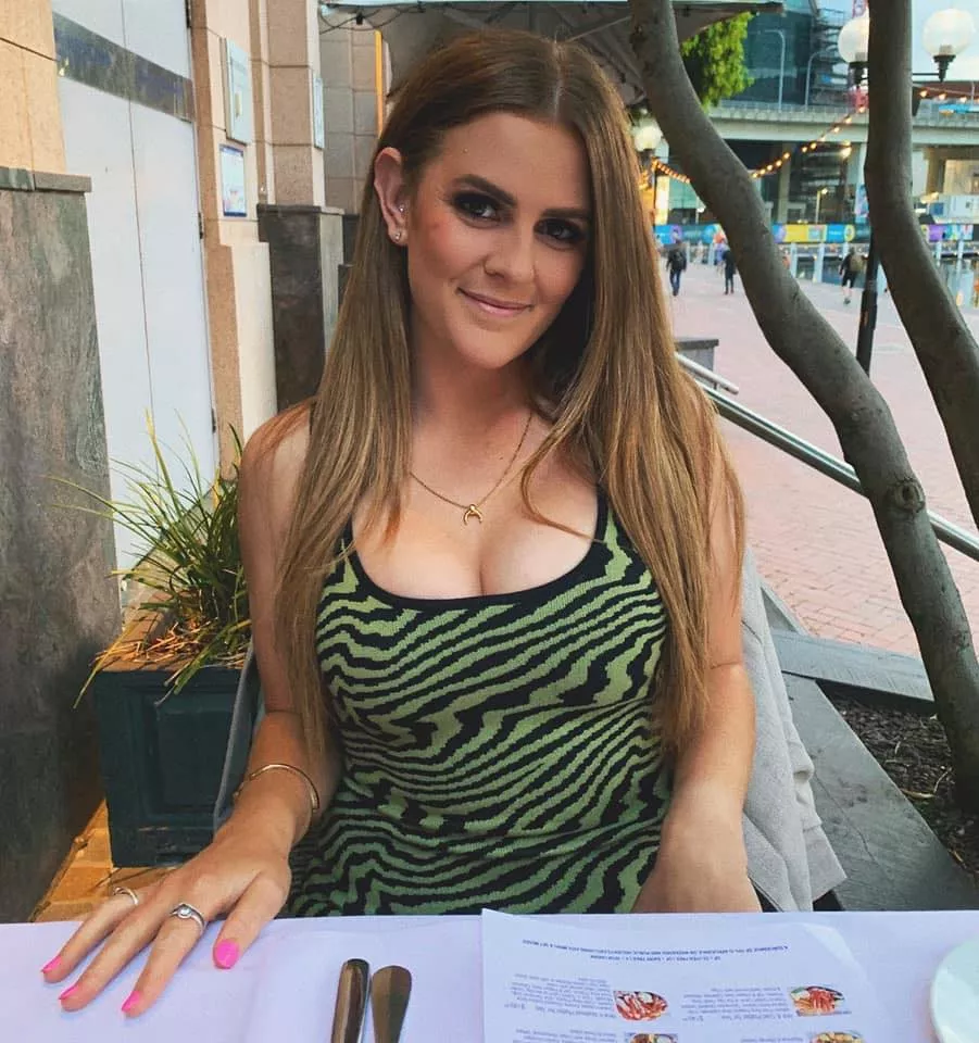 Dm me to see her tits 🤫 posted by AgeSmall