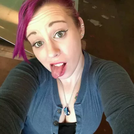 Do I give off the dumb airheaded bimbo vibe? by Throwawaylittle06