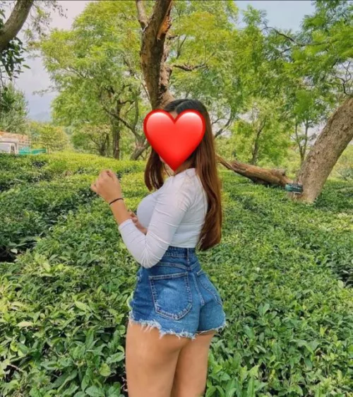 Do I look good from behind in these shorts..? (18) dms open