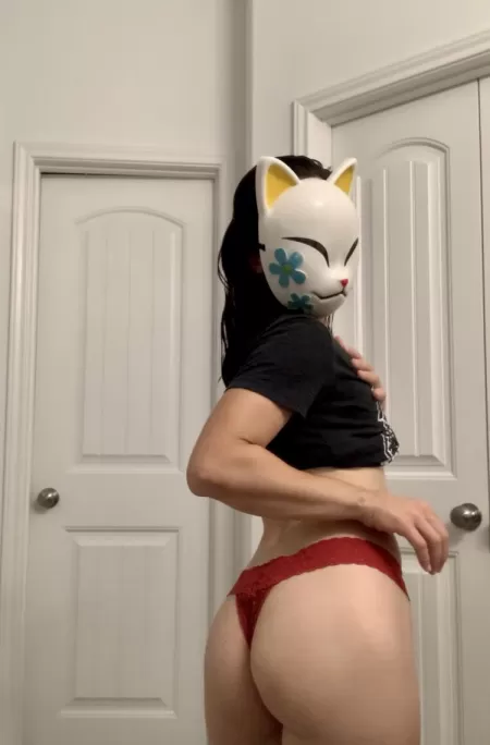 do I look good in red? or would you rather see me in nothing at all? by kitsunepole