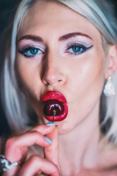 Do I look like fun? by vampairy