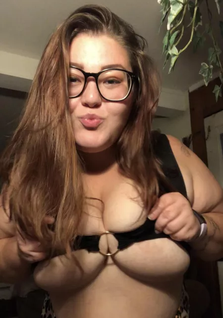 do I look like the kind of girl you’d be friends with in the real world? 😏 by kuwtkpwc