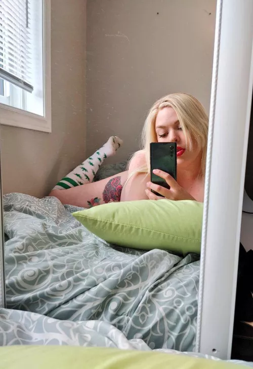 Do I need to mention AGAIN that I offer virtual smoke sessions?! Come smoke with the Cannabis Queen 👑✨ by cannabiZqueen