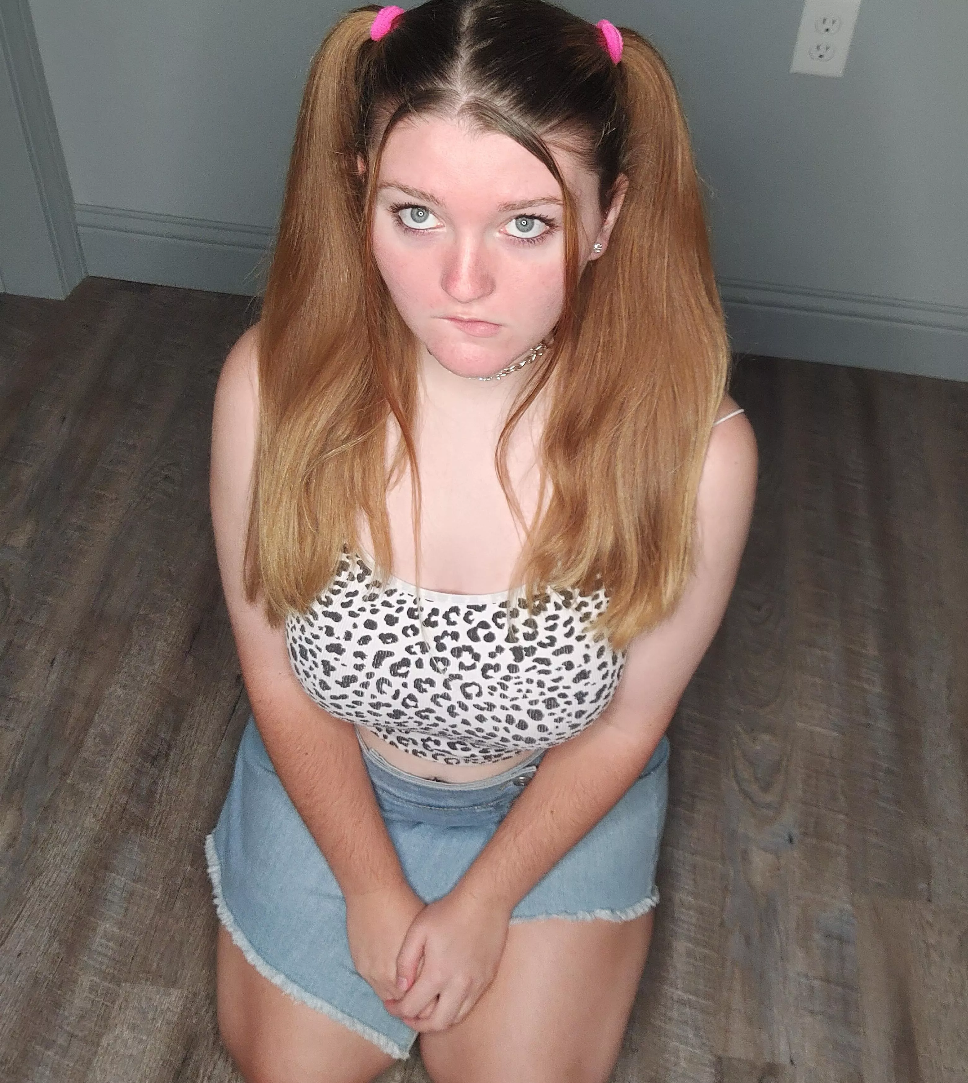 Do I still get your attention even with clothes on daddy 🥰 Horny Amateur 💦 NO PPVS 💋 Kink & Fetish Friendly 😍 Custom Content 😉 Toys & Buttplugs 🤫 GFE 💜 VERY INTERACTIVE 😘 (LINK BELOW) ⬇️⬇️ posted by skhloe