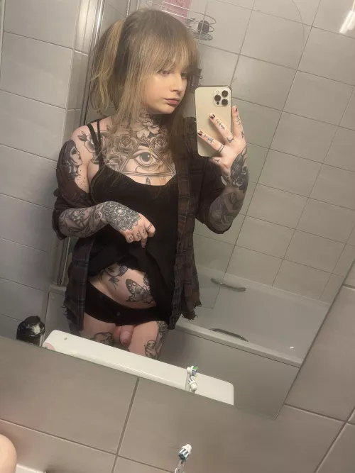 Do u like alt girls with a little something extra? by EmilyPiexo