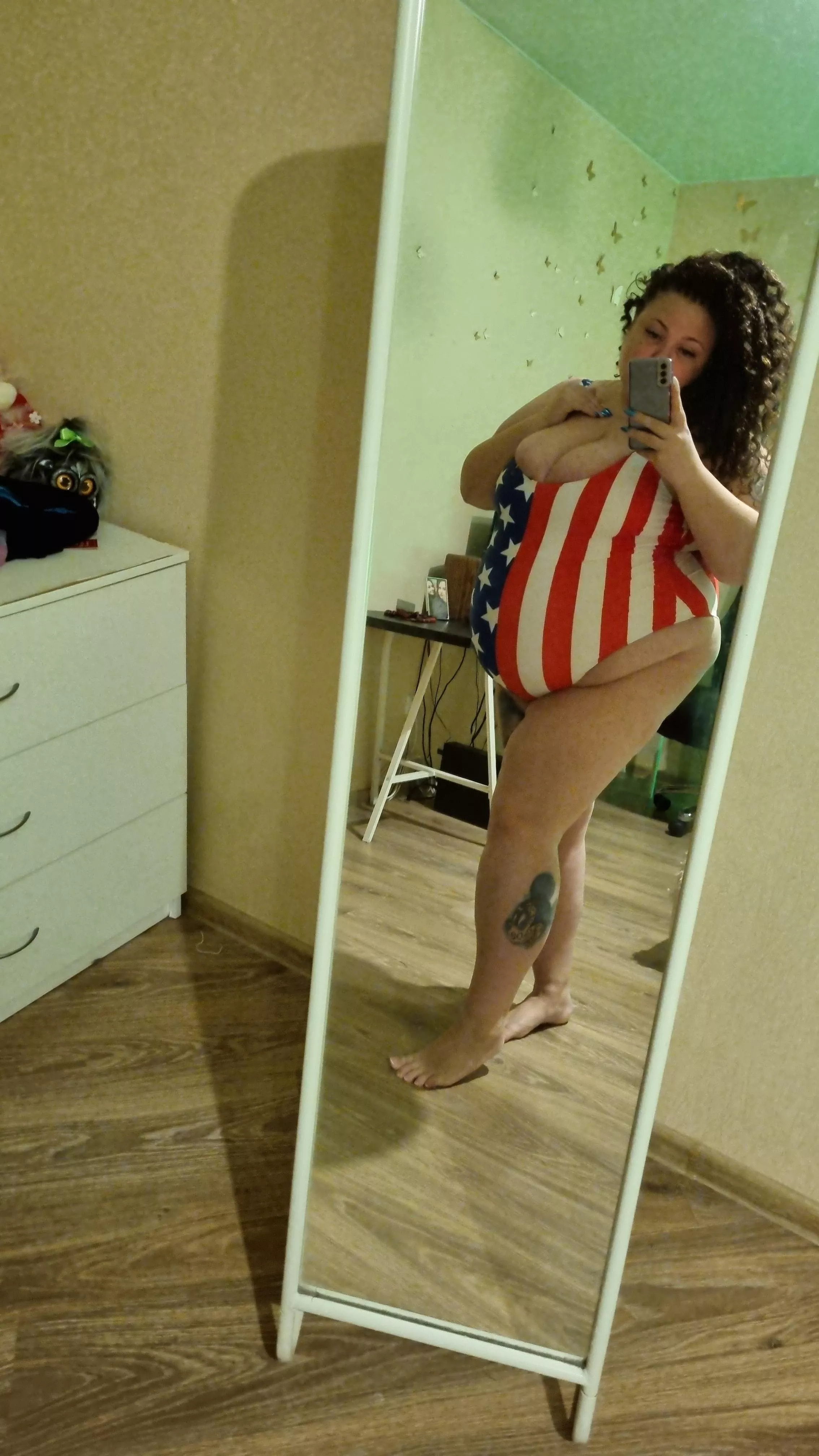 Do u like my belly? posted by AliceMars