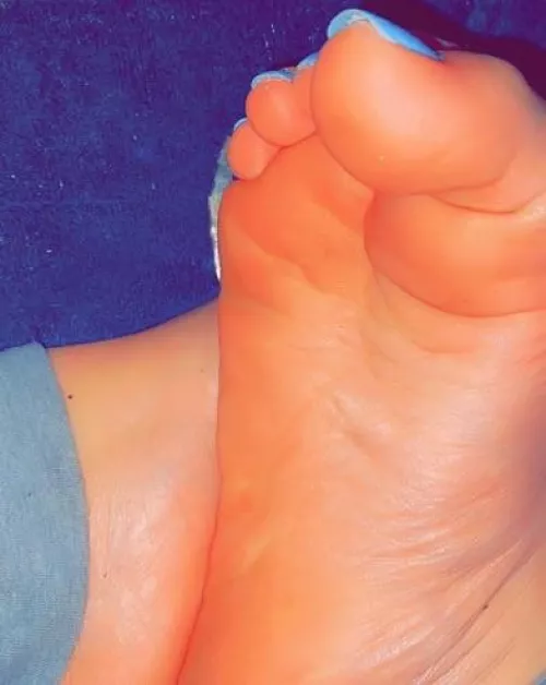 Do u like my feet dm open by Cutetreats27