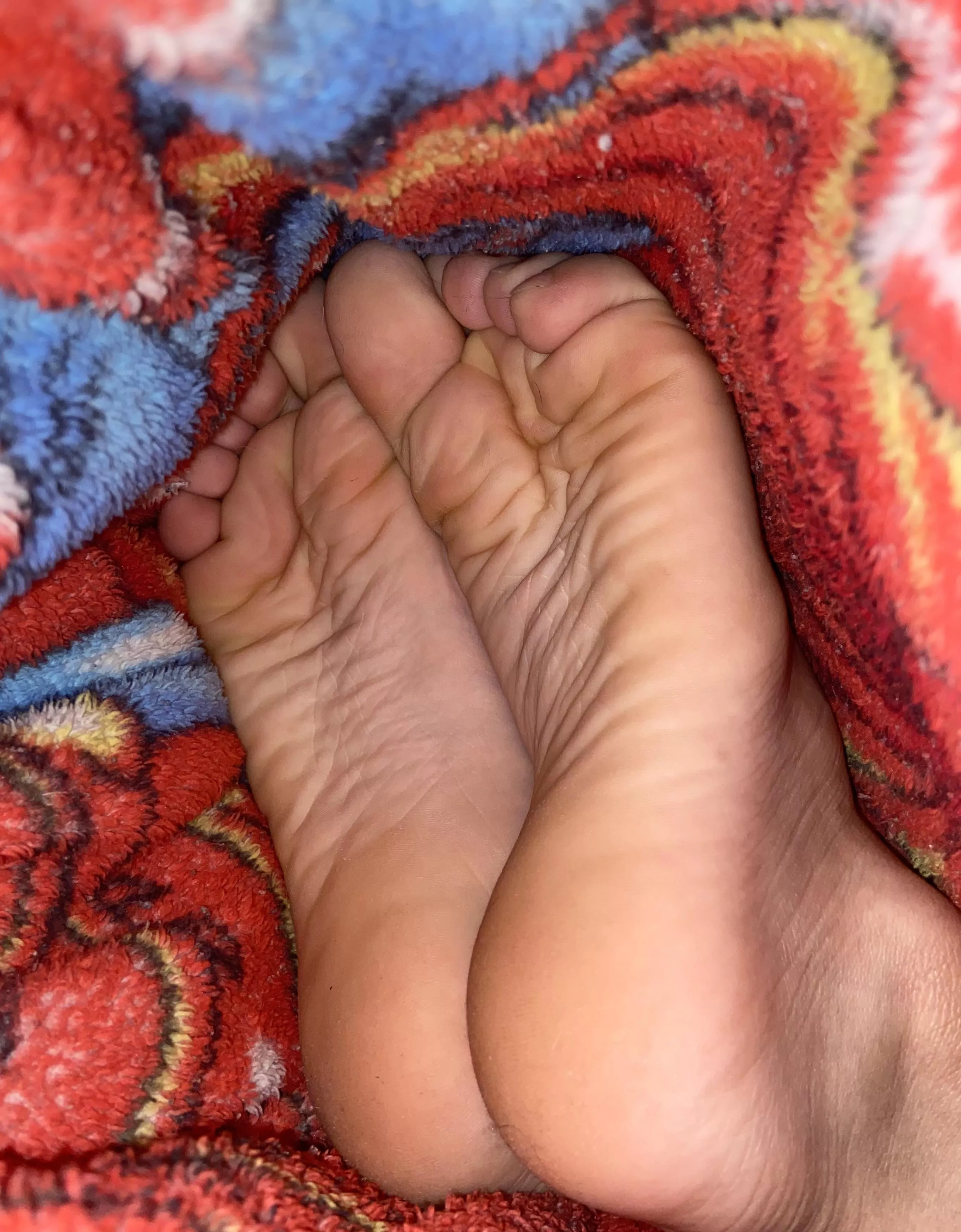 do u like my shy feet? 🙈 but they got naughty w a dick in between 😈😋 dms/pms r welcome posted by pessbeach