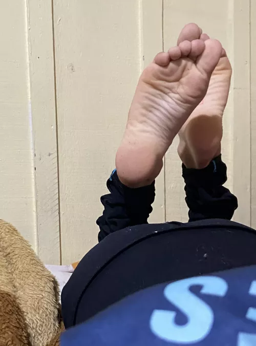 do u like this position? pert butt n feet on ur face, enjoy. 😈 dms/pms r welcome by pessbeach