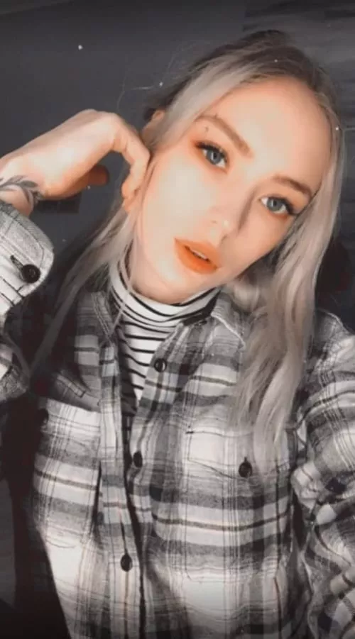 😱 Do u think I'm beautiful enough to stay in the modeling industry by Negative-Link-5332