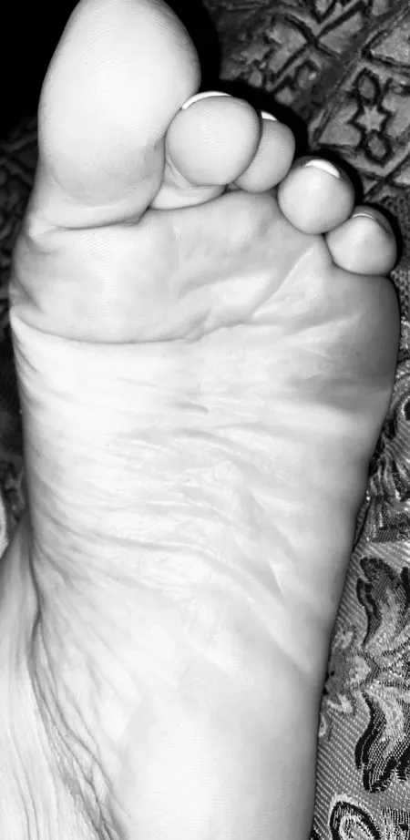 Do u want to cum on my feet??? by Cutetreats27