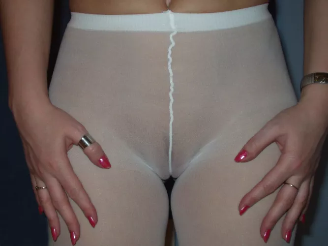 Do we like to see a cameltoe in tights? xXx by SMARTLYPANTS