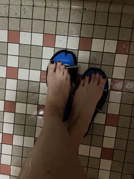 do y’all like wet feet? by uwuJadeuh