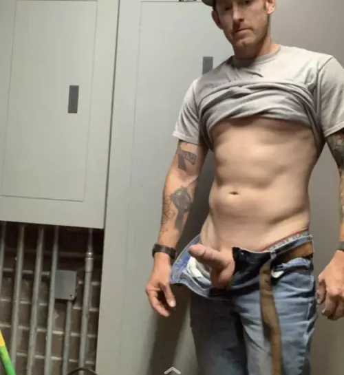 Do you ladies like a guy who can work with his hands. Shoot me a message and let me know by thisisfun31