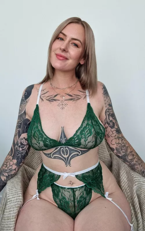 Do you like a curvy girl with tattoos? by deebee_27