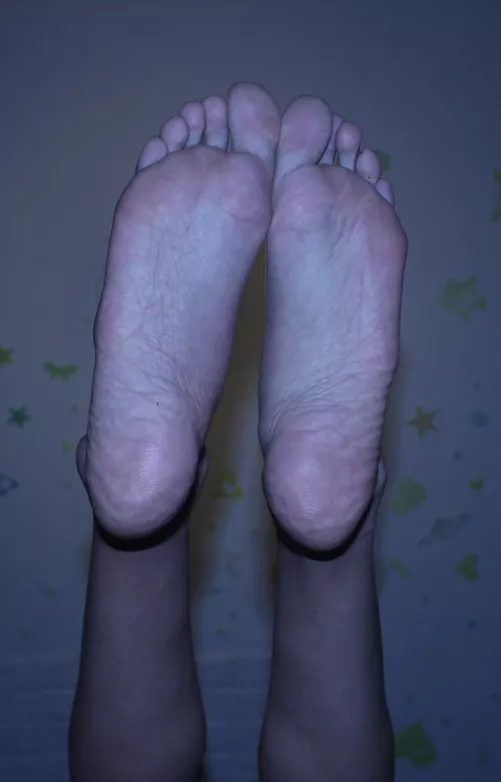 do you like big feet? 🤭 by Alexiacdgr