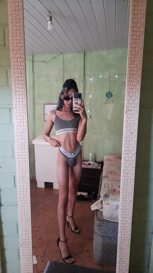 Do you like bulges ? 😳 by AngelTrap117