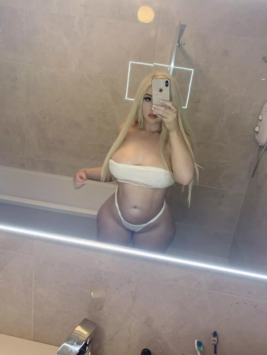 Do you like curvy blonde girls 👀 posted by Candycharmsava