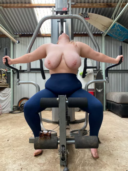 Do you like curvy, busty women? What about curvy, busty women covered in cum 💦 $4.99 will get you all of that plus more!! Link in comments and bio 💋 by Nataliegreenxo