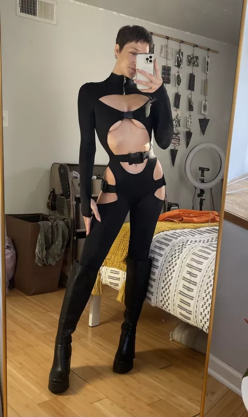 do you like fit babes in bodysuits? by agender-angel